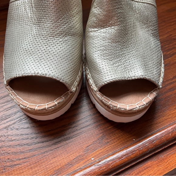 Gentle Souls by Kenneth Cole Espadrille Wedges size 7.5 NWOT in metallic leather - Picture 5 of 9